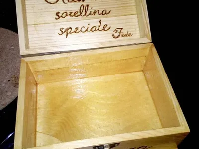 Cofanetto pirografato su legno personalizzato
