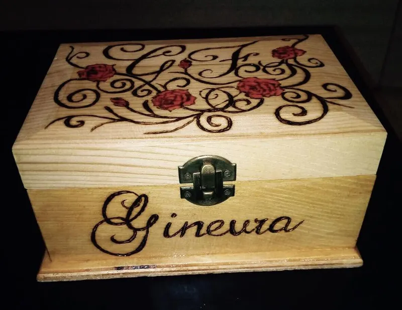 Cofanetto pirografato su legno personalizzato