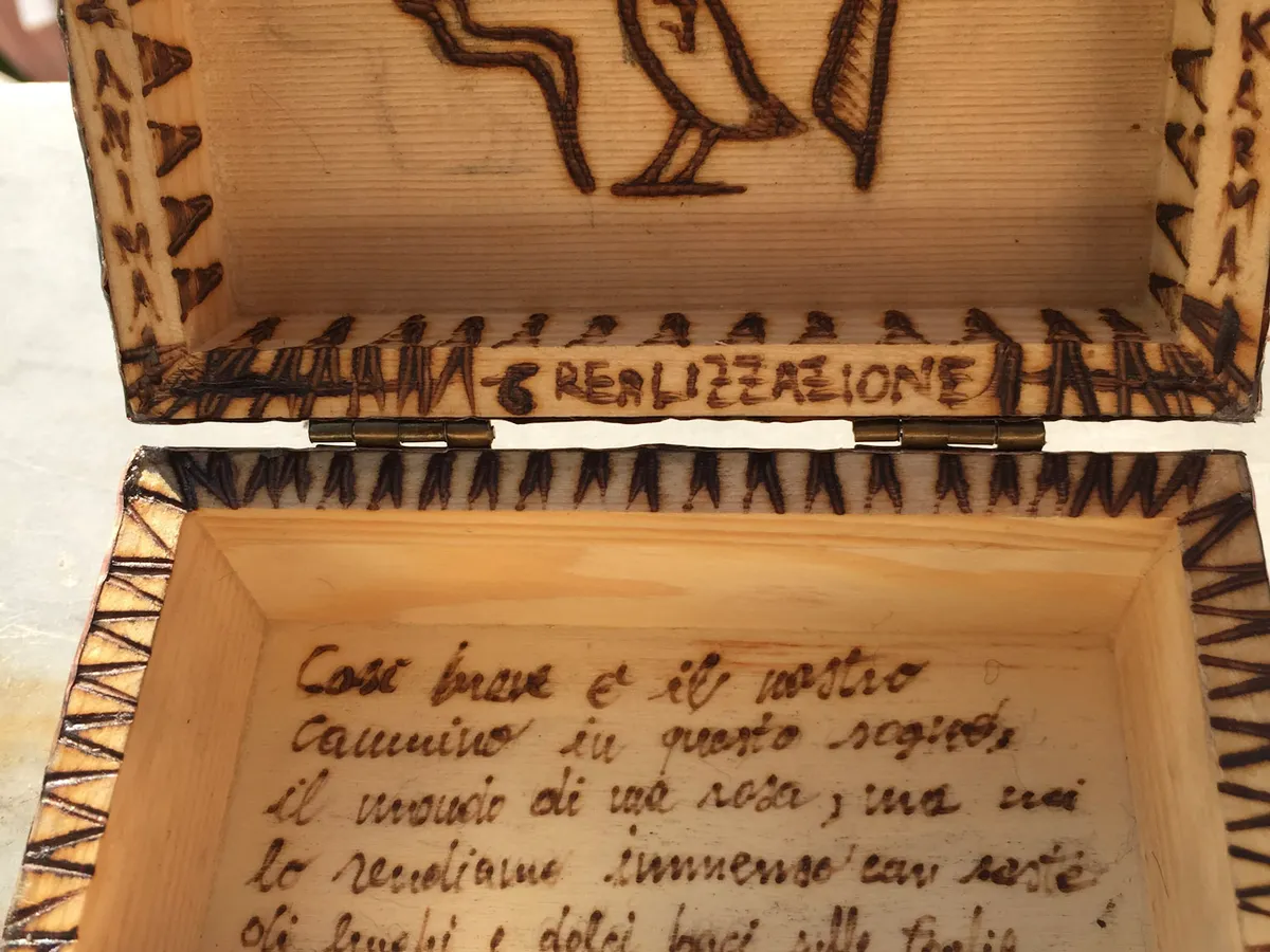 Cofanetto sbalzato su rame personalizzato e pirografato
